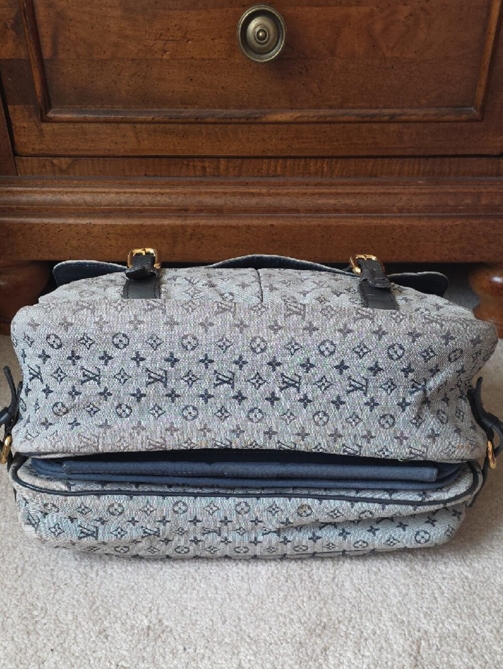 Louis Vuitton Mini Lin Messenger Bag - Picture 6 of 10